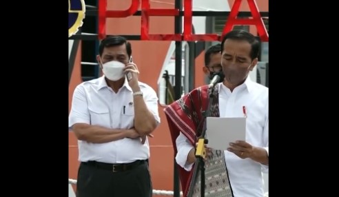 laborblog.my.id - Politisi Demokrat Yan Harahap  mengomentari video yang memperlihatkan Luhut Binsar Pandjaitan yang menerima telepon saat Presiden Joko Widodo sedang Pidato.
