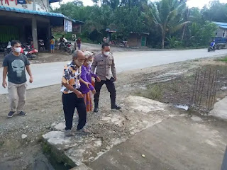 Personel Polsek Ledo Bantu Lansia Untuk Vaksinasi COVID-19