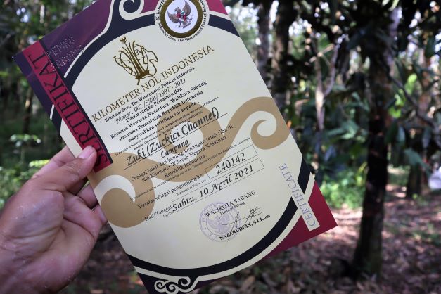 Foto sertifikat telah berkunjung ke 0 KM Sabang atau Kilometer Nol Indonesia di Pulau Weh provinsi Nanggroe Aceh Darussalam