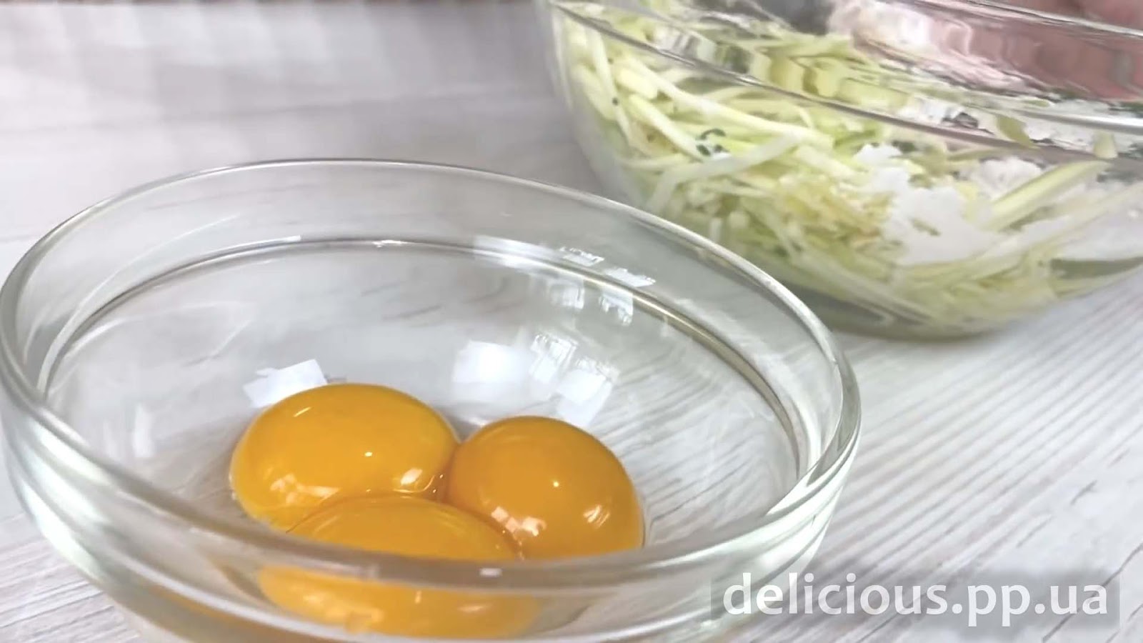 Фото приготовления рецепта: «завтрак из яиц и кабачка на сковороде» - шаг №3