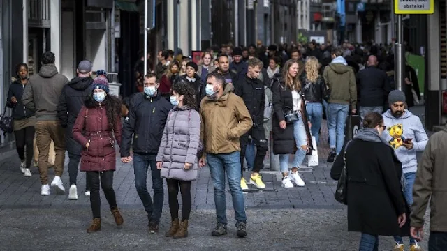 Ποια νέα μέτρα συζητά η κυβέρνηση - Προς κυλιόμενο ωράριο στο Δημόσιο - Σενάριο για lockdown ανεμβολίαστων