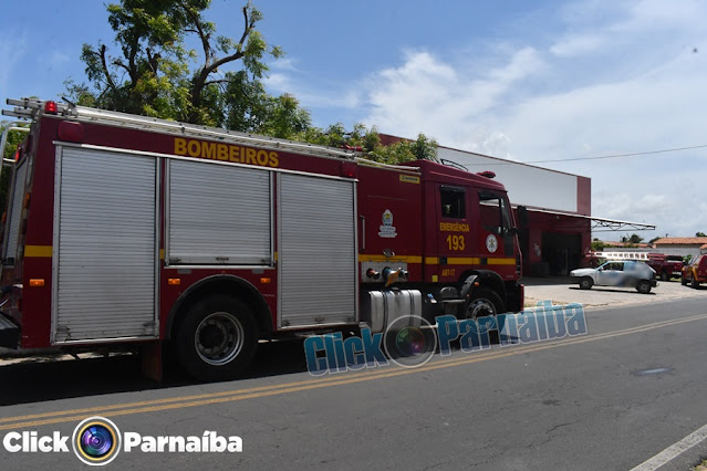 Corpo de Bombeiros atendendo a ocorrência