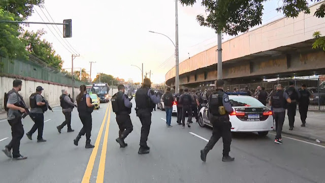 Agentes da Polícia Civil saem da Cidade da Polícia, na Zona Norte do Rio, e caminham em direção à comunidade do Jacarezinho — Foto: Reprodução/ TV Globo