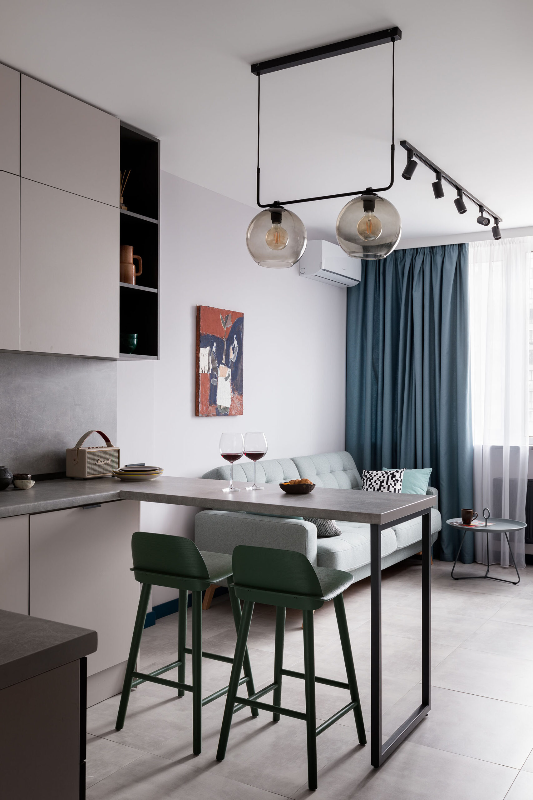 El diseño nórdico de este apartamento genera un espacio elegante y funcional