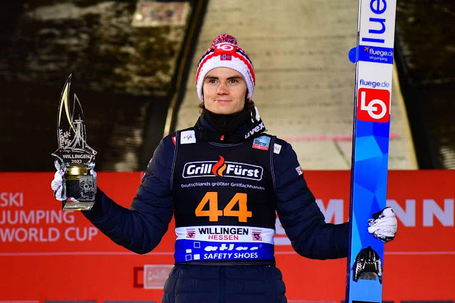 Lindivik com o troféu da etapa de Willingen