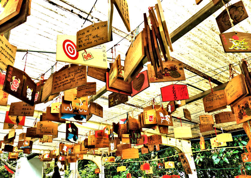 At Kokawabusuna Shrine in Wakayama, a special area has been set aside to display ema put up by non-Japanese visitors.