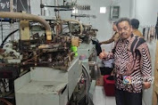 FOTO: Anggota DPRD Jabar HA Sopyan Meninjau KUBE Atika Jaya Jampang Socks