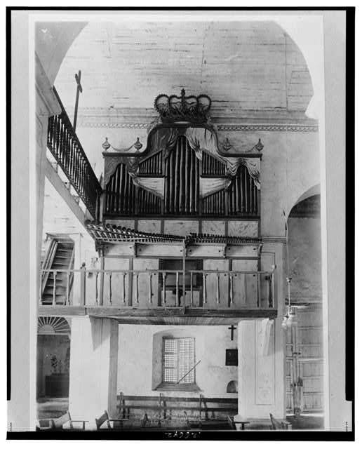 old photo of the Bamboo Organ in the church of Las Piñas