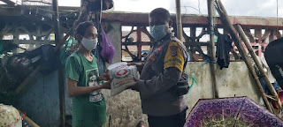 Bhabinkamtibmas Tegalpanggung Distribusikan Bansos ke Warga Sekitar Penginapan Omah Mburi
