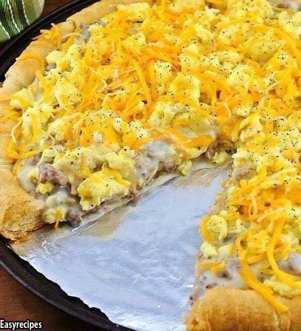 Breakfast pizza with sausage sauce