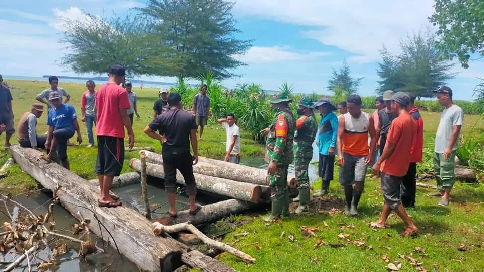 Pengurus PJID Nusantara Simeulue Bersama Warga Gotong Royong Pembersihan Jalan Setapak