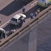 Motociclista cai da Ponte Rio-Niterói após colidir com carro