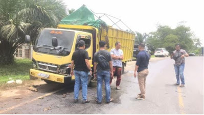 Mobil pengangkuat minyak ilegal terguling di jambi, polisi buru sopir