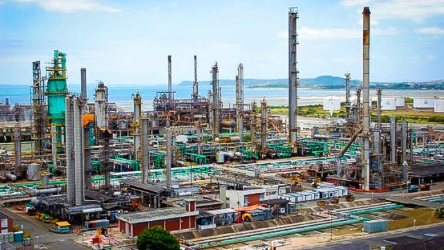 Baianos pagam pela gasolina mais cara do Brasil após privatização de refinaria na Bahia
