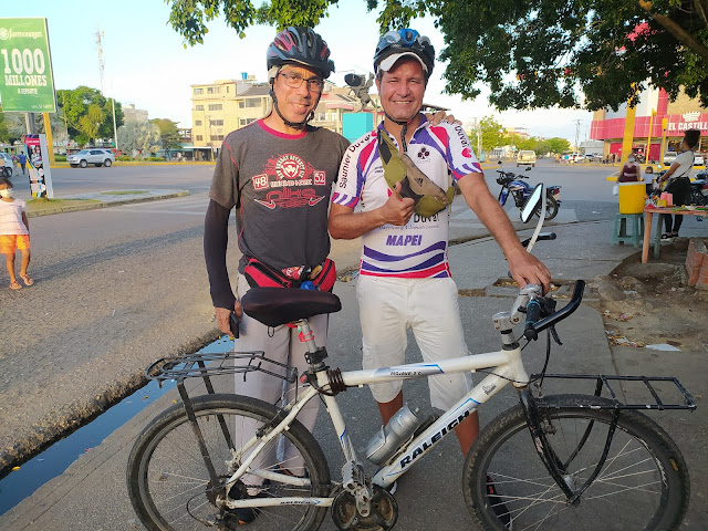 APURE: Cicloviajero tachirense Jerson Moreno recorre en su Bicicleta Apure para llegar a su meta; Canaima-Bolívar.