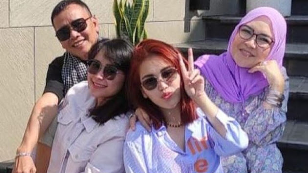 Kompak Memakai Kebaya Berwarna Senada dengan Bilqis, Lihat Potret Anggun Ayu Ting Ting Saat Hadiri Acara Wisuda Sang Adik