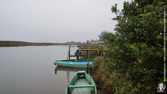 Braço rio ararangua com barcos estacionados