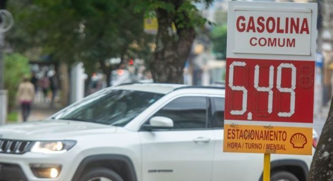 Gasolina fica 14% mais barata nas bombas em julho, aponta pesquisa