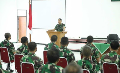 Tahun Baru 2022, Komandan Korem 071/Wijayakusuma Kolonel Inf Dwi Lagan Safrudin, S.I.P., berikan Jam Komandan kepada segenap prajurit dan PNS Makorem 071/Wijayakusuma