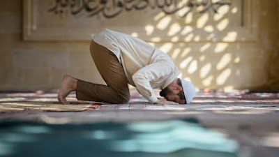 Jelas! Ini Ayat Perintah Sholat 5 Waktu dalam Al Quran