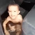 Vídeo registra reação do avô ao encontrar neto pequeno que ligou mangueira para fazer piscina dentro do carro para brincar