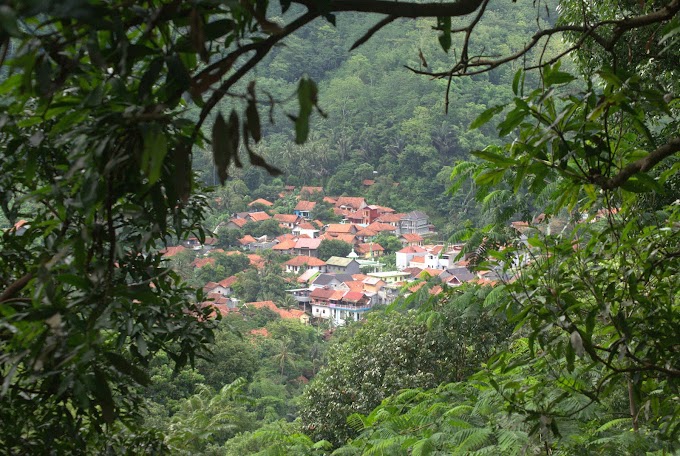 View Desa Pangebonan. Dipotret dari atas tanjakan Lio, Brebes.