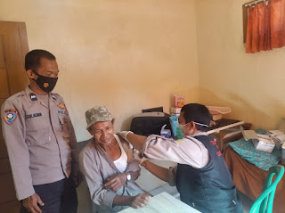 Kanit Binmas Polsek Cingambul Pantau Vaksinasi Covid 19 Di Wilayah Kecamatan Cingambul