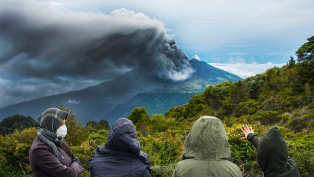 Volcán Turrialba entró en erupción anoche