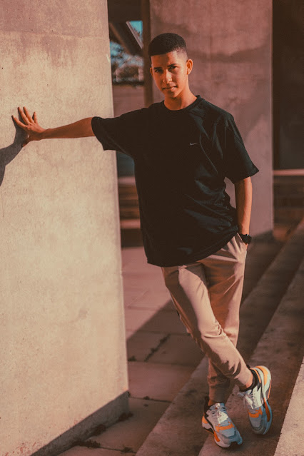 10 ways to look good on the plain tshirt is a simple guide to the look of t-shirts. Each one is a must-have in your wardrobe and can be worn by anyone