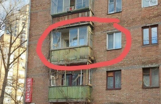 В Киеве неадекватный жилец сбросил на 2-летнего ребенка с балкона стекло