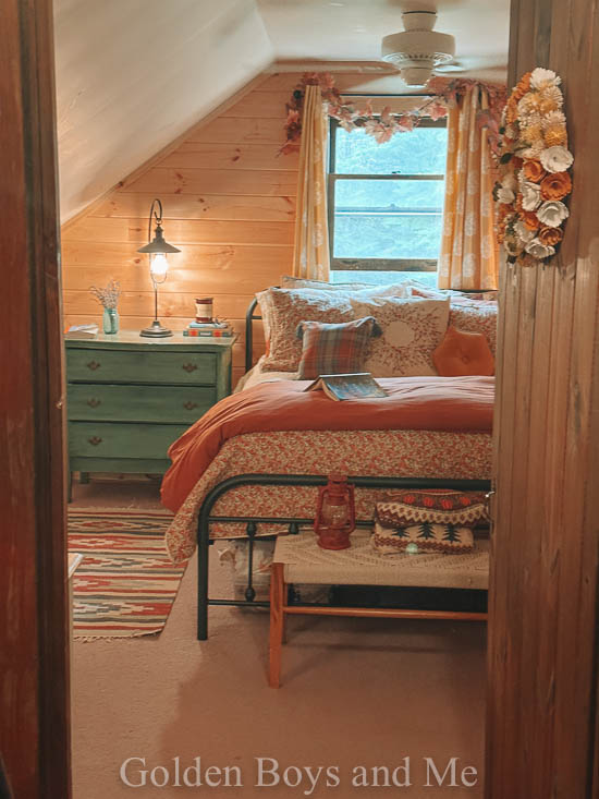 Fall bedding in cabin bedroom - www.goldenboysandme.com