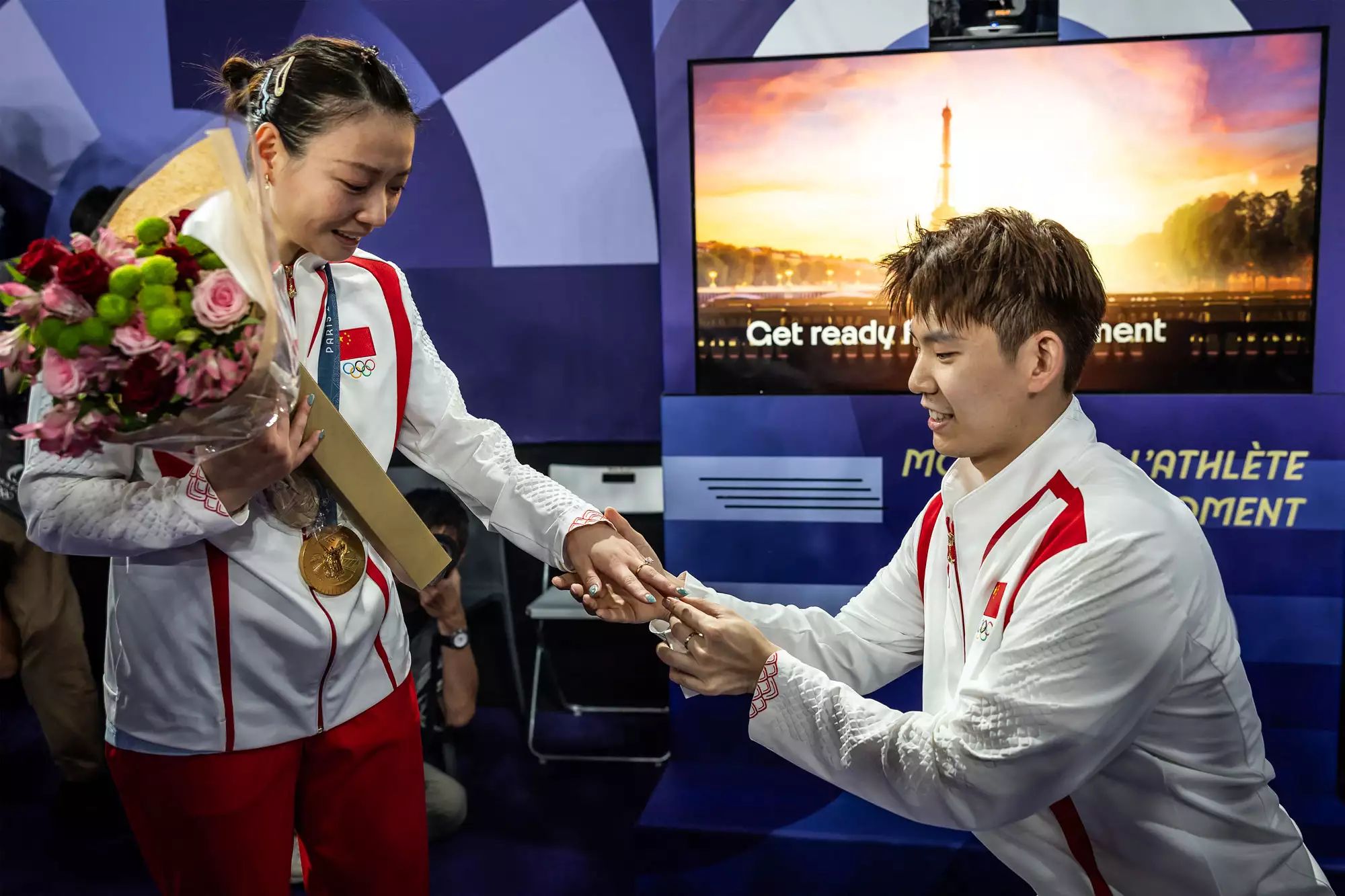 Chinese Athlete Wins Gold and a Marriage Proposal at Paris Olympics A Golden Victory and a Heartwarming Proposal In a heartwarming turn of events at the Paris Olympics, Chinese athlete Huang Yaqiong not only secured a gold medal but also received a surprise marriage proposal from her teammate, Liu Yuchen. This romantic gesture has captivated social media users worldwide.