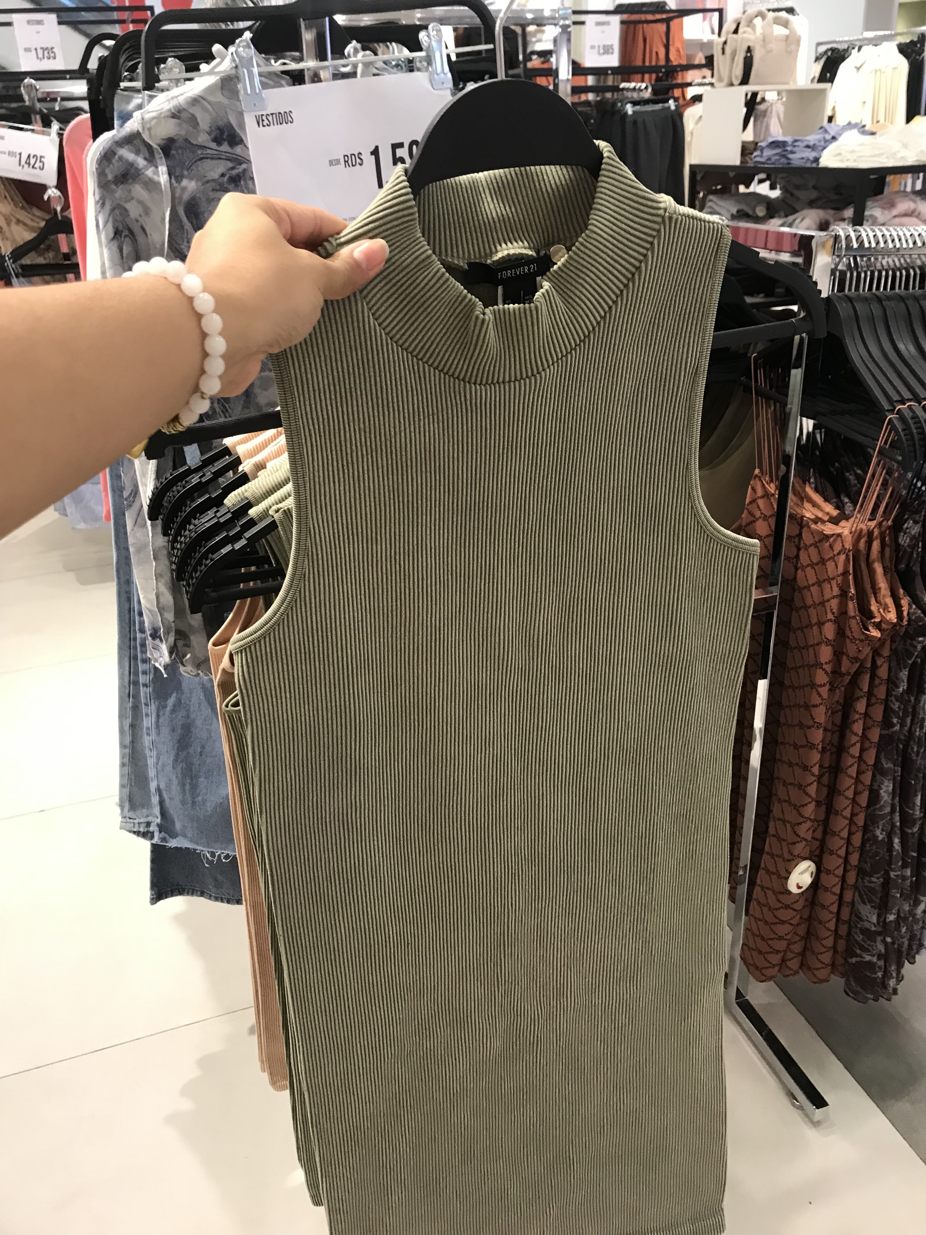 Vestido verde olivo sin mangas y cuello alto