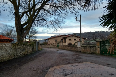 Confluencia de las calles Txikita con Molino