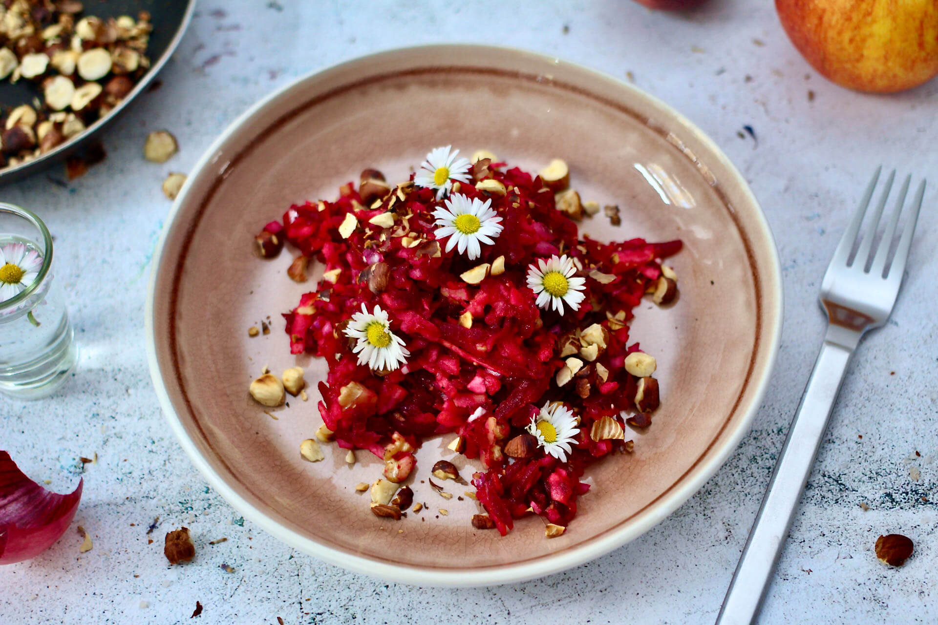 ROTE-BEETE-SALAT MIT GÄNSEBLÜMCHEN