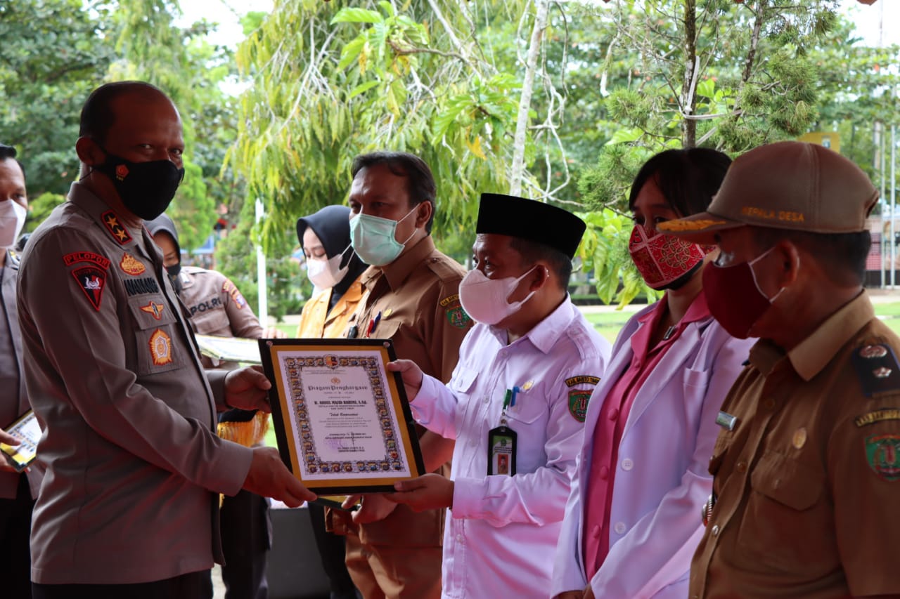 Sukses Bantu Program Percepatan Vaksinasi, Kapolda Berikan Penghargaan Kepada Kakankemenag Barito Timur