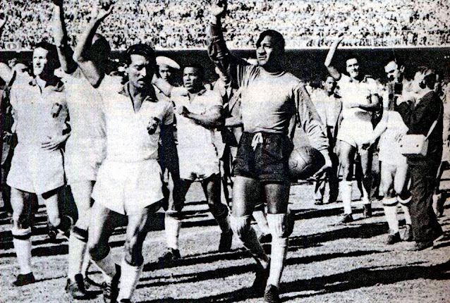 Los jugadores brasileños saludan al acabar el choque. SELECCIÓN DE BRASIL 6 SELECCIÓN DE ESPAÑA 1 Jueves 13/07/1950: 15:00 horas. IV Copa del Mundo Brasil 1950, fase final, jornada 2. Rio de Janeiro, Brasil, estadio de Maracaná