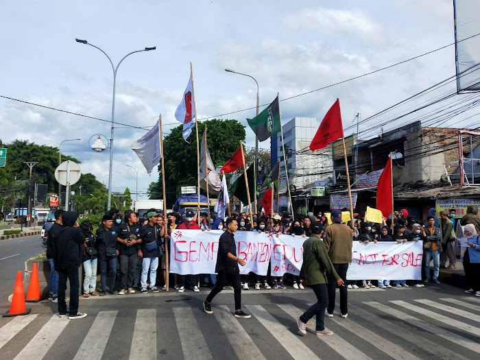 Mahasiswa UIN SMH Demo Blokade Jalan, Ditlantas Polda Banten Atur Lalu Lintas