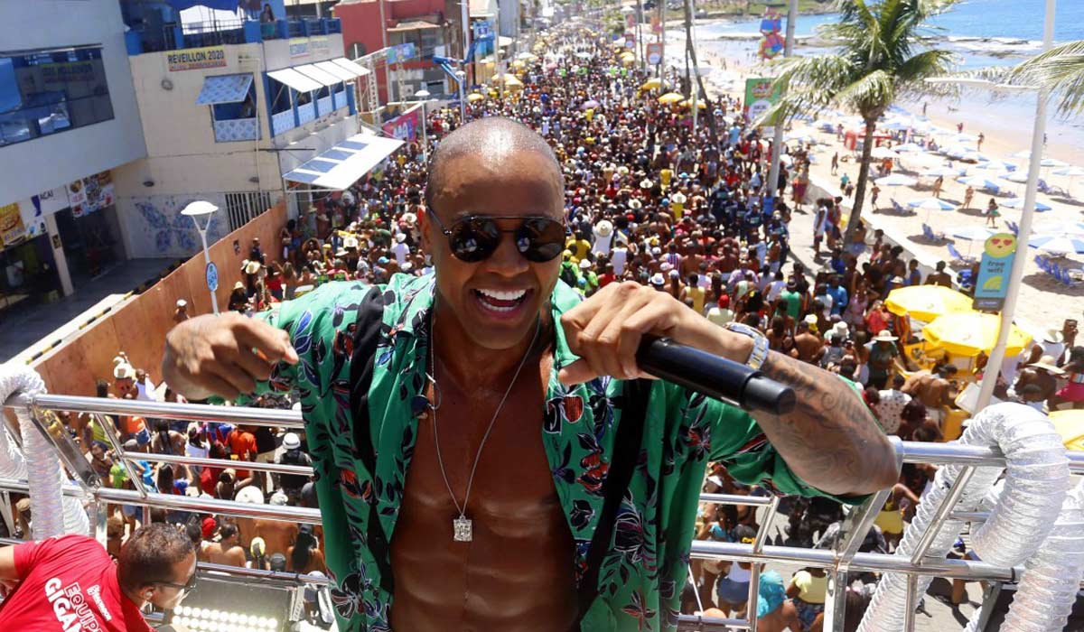 'Quero meu Carnaval', pede Leo Santana ao apoiar manifestação na Barra
