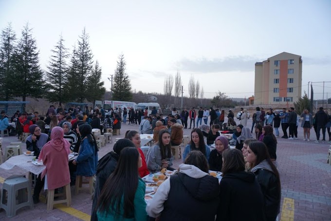 ​Üniversite öğrencileri iftarda buluştu