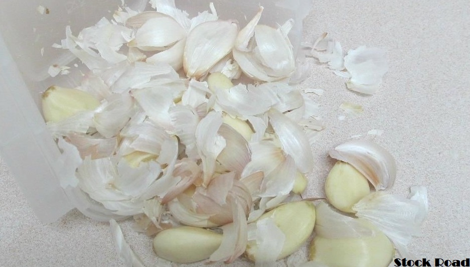 बेकार समझ फेंकते हैं लहसुन छिलके? फायदे तो इस तरह करें इस्तेमाल (Do you throw away garlic peels as a waste? Use the benefits like this)