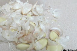 बेकार समझ फेंकते हैं लहसुन छिलके? फायदे तो इस तरह करें इस्तेमाल (Do you throw away garlic peels as a waste? Use the benefits like this)