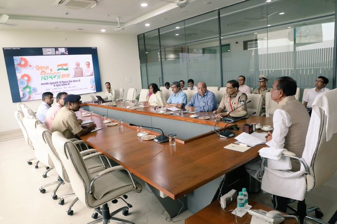 मुख्यमंत्री शिवराज सिंह ने समत्व भवन में बैठक कर 14 अगस्त को तिरंगा यात्रा कार्यक्रम की तैयारियों की समीक्षा