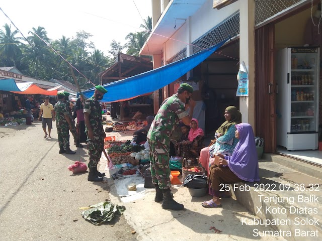 Babinsa Koramil 05/X Koto Diatas Gencarkan Disiplin Protokol Kesehatan Di Pasar Tradisional. 