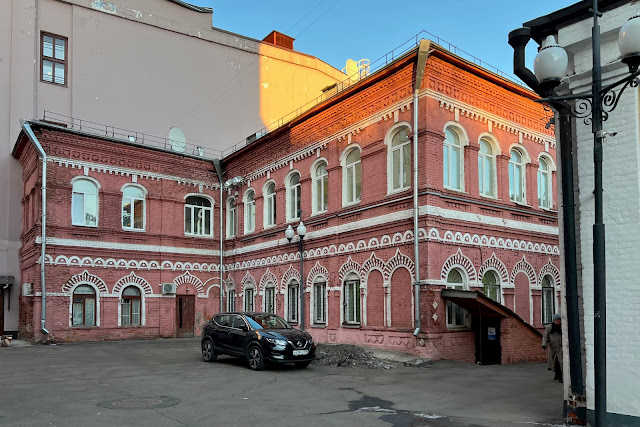 Архангельский переулок, дворы, детская стоматологическая поликлиника – бывший детский приют (здание построено в 1892 году)