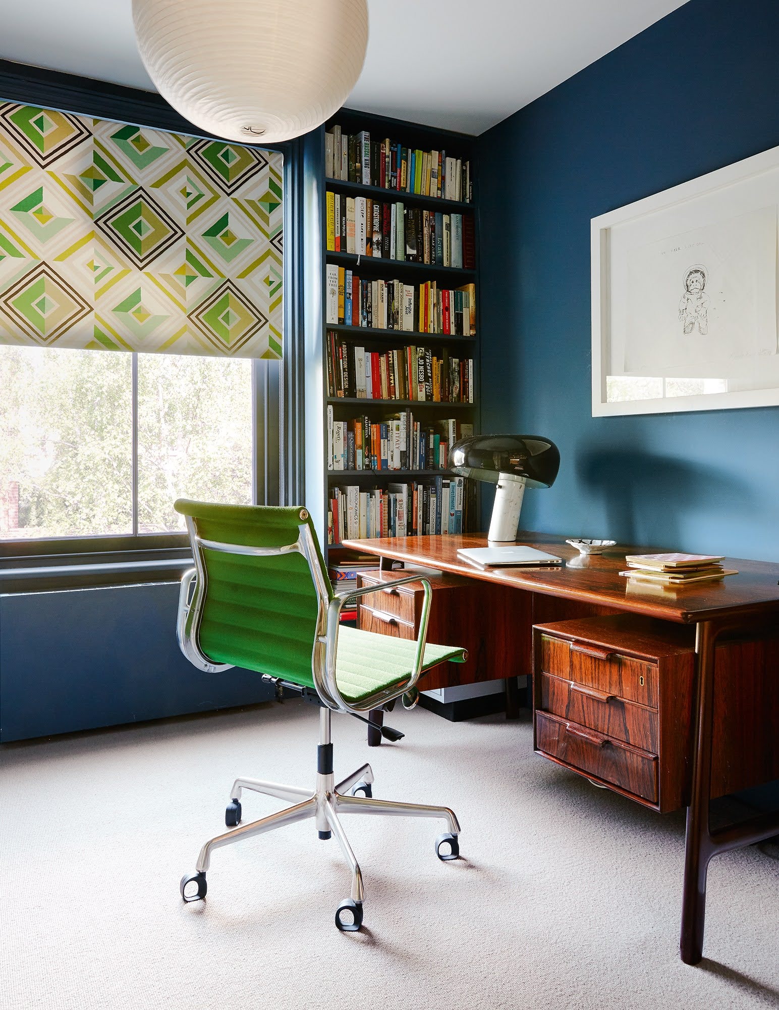 La casa de la diseñadora Suzy Hoodless combina un diseño distintivo y color de una manera comfortable