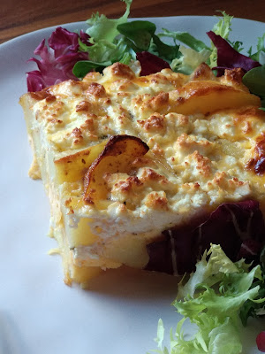 Uova, patate e formaggio feta in una performance da laccarsi i baffi. Ricetta facile e gustosa della cucina greca.