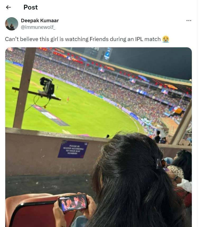 بھارت: سٹیڈیم میں بیٹھی خاتون آئی پی ایل میچ کے بجائے موبائل پر کیا دیکھتی رہی؟ تصویر وائرل