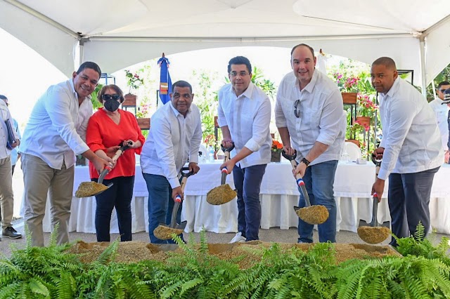 Ministro de Turismo deja iniciada construcción vía de acceso a playa Saladilla en Barahona.