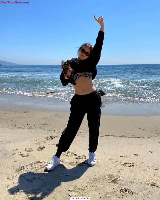 Hailee Steinfeld Sexy Bikini, Bra and Cleavage Pictures